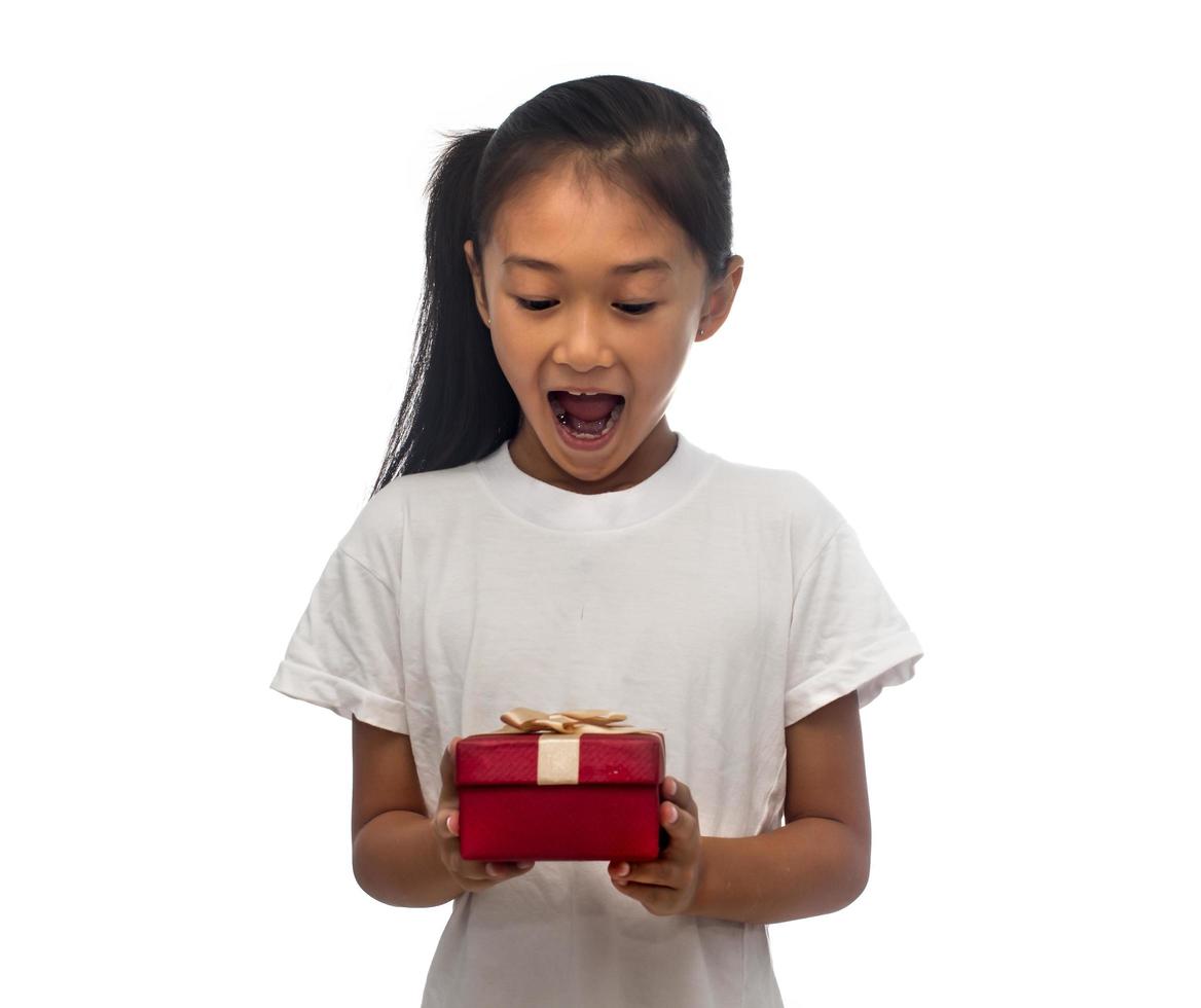 menina criança asiática feliz com caixa de presente vermelha foto