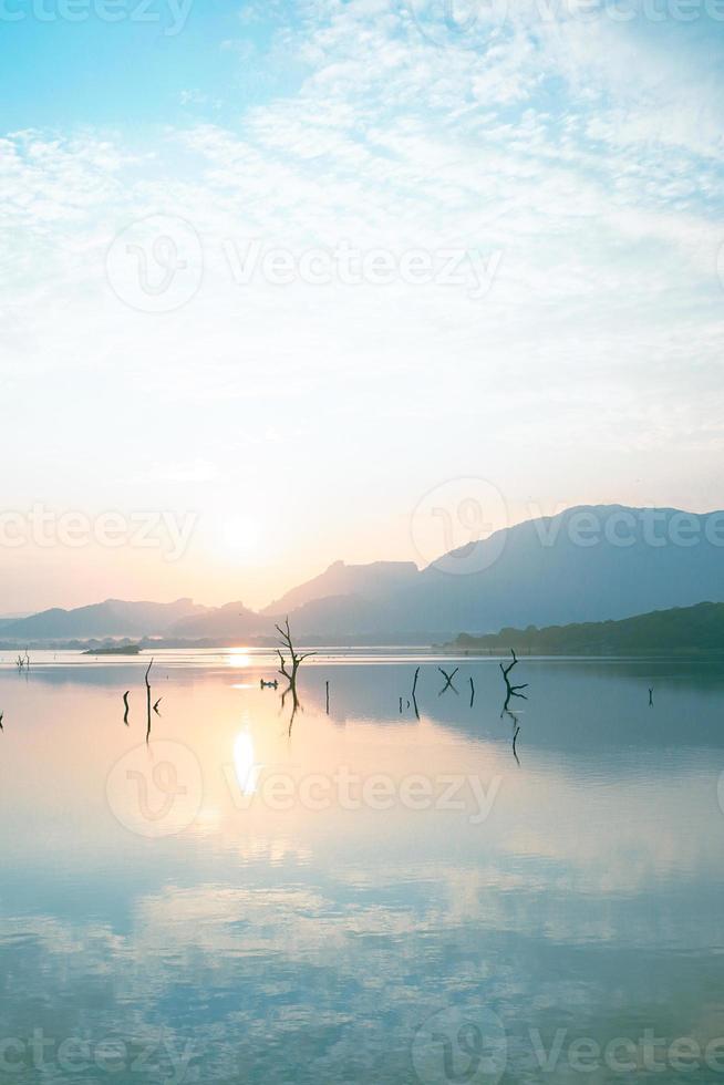 vista matinal do lago kandalama, sri lanka foto