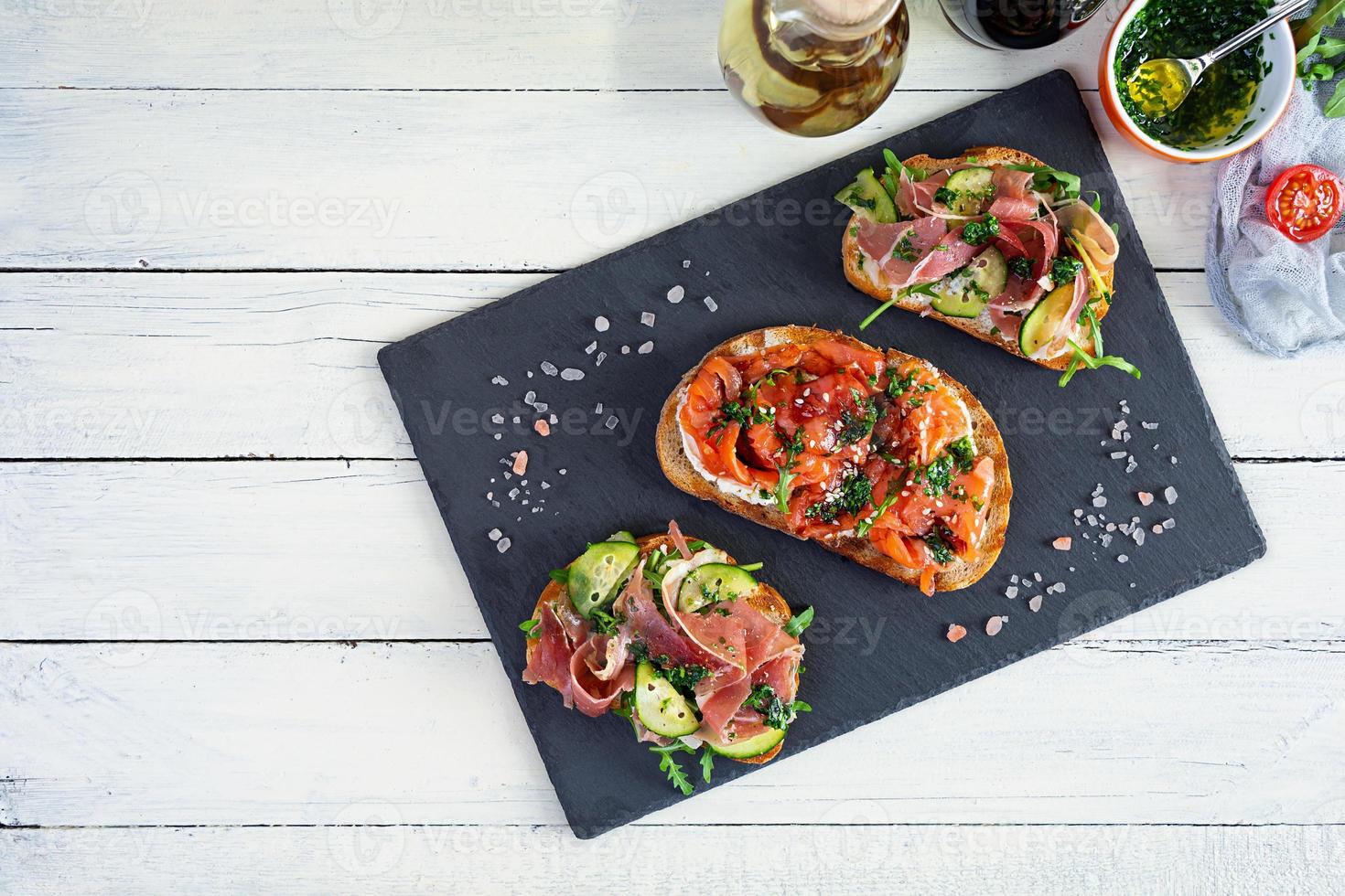 bruschetta grelhada com filé de salmão e jamon. deliciosos antepastos italianos de bruschetta. vista do topo foto