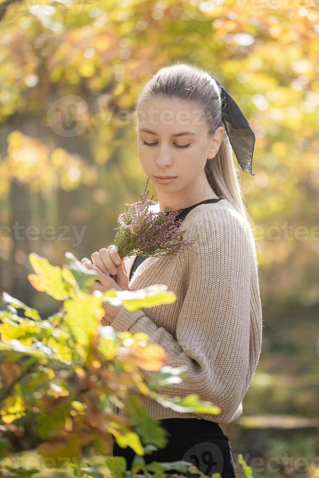 jovem mulher na floresta foto