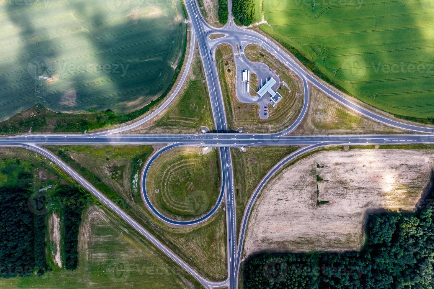 vista aérea do enorme entroncamento rodoviário da autoestrada com tráfego intenso na cidade foto