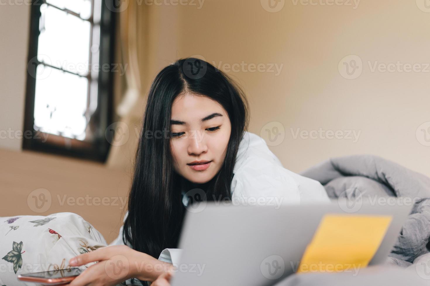 jovem adulta solitária mulher solteira usando laptop de manhã para bate-papo de aplicativo de mensagem social com amigo foto