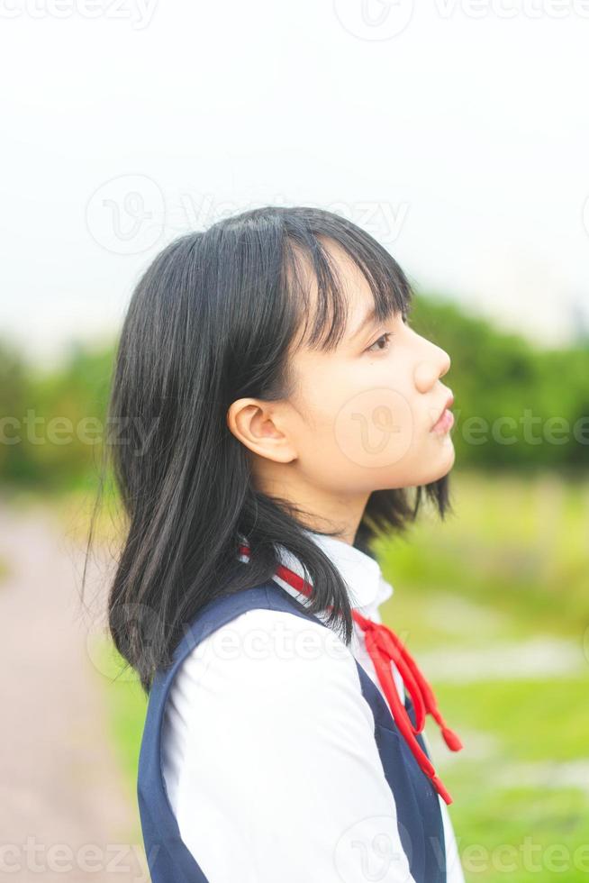 retrato de cosplay rosto lateral mulher cabelo curto usar uniforme de escola secundária de estudante japonês ao ar livre foto