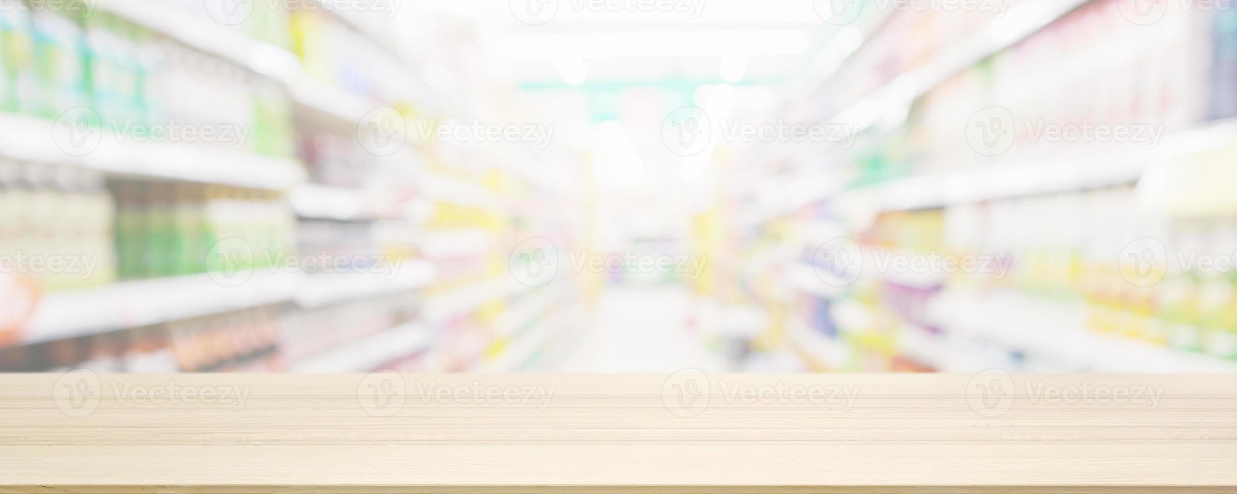 tampo da mesa de madeira com fundo desfocado da mercearia de supermercado com luz bokeh para exibição do produto foto