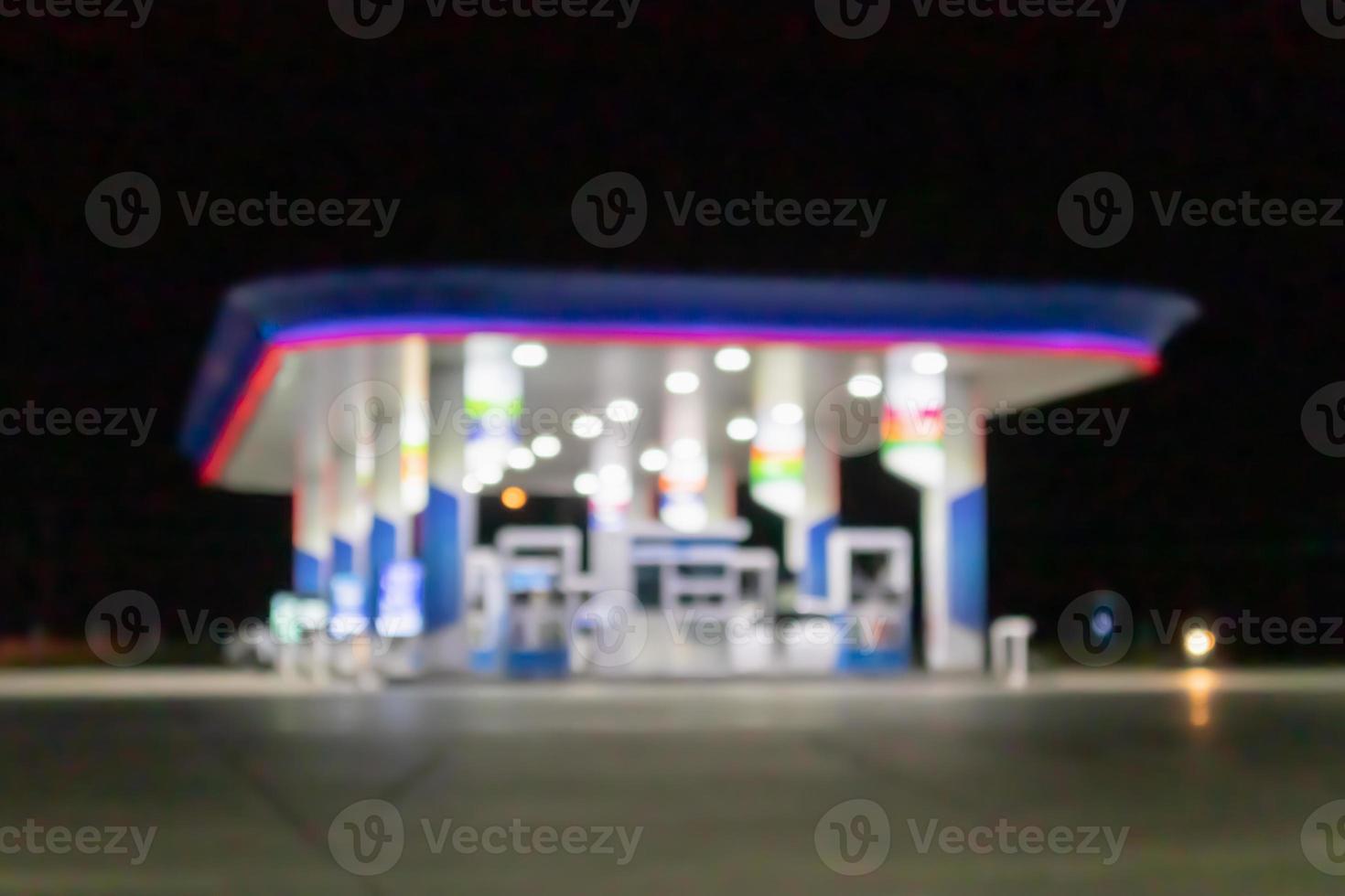 posto de gasolina à noite fundo desfocado com luz bokeh foto
