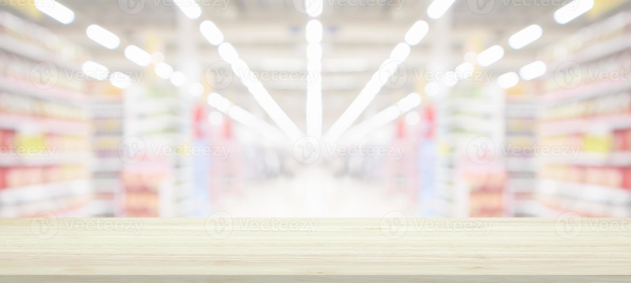 tampo da mesa de madeira com fundo desfocado da mercearia de supermercado com luz bokeh para exibição do produto foto