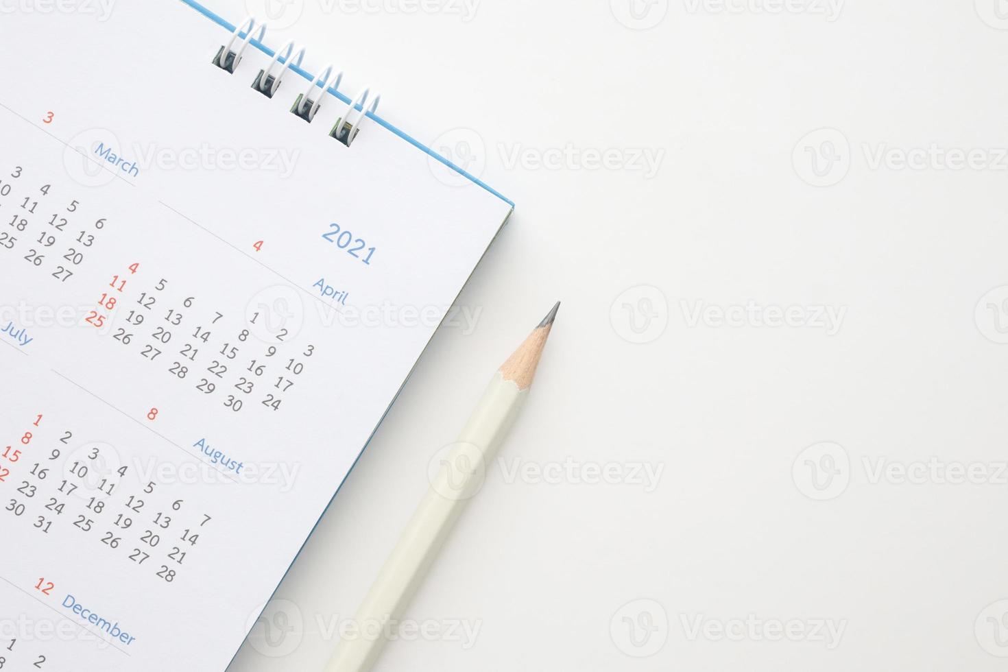 Calendário 2021 com lápis no conceito de reunião de planejamento de negócios de fundo branco foto