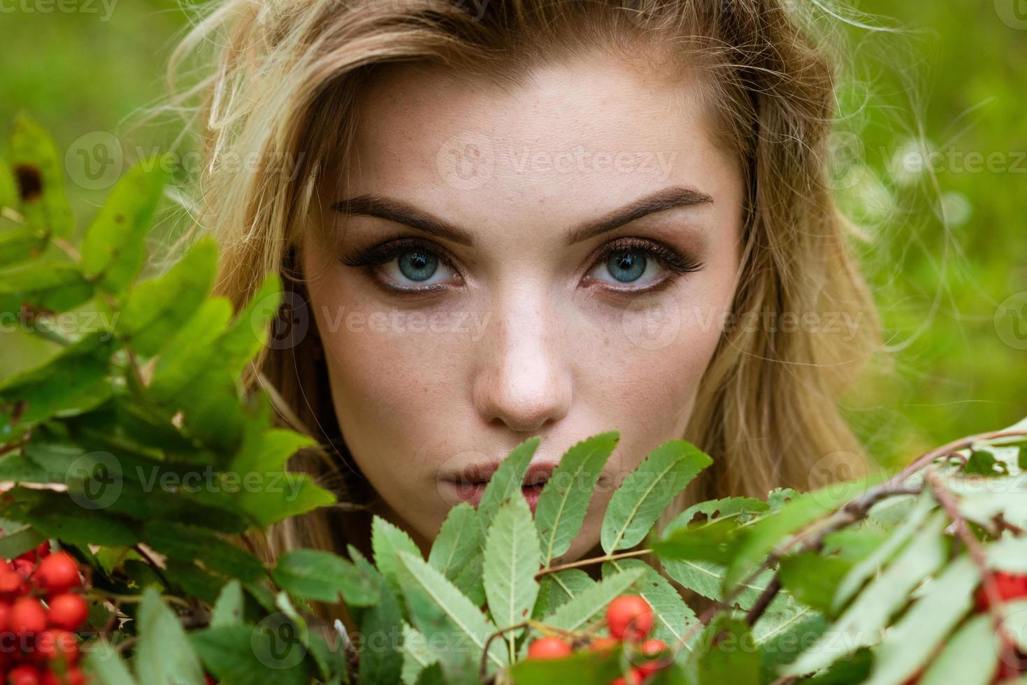 retrato de uma linda mulher com um buquê de rowan foto