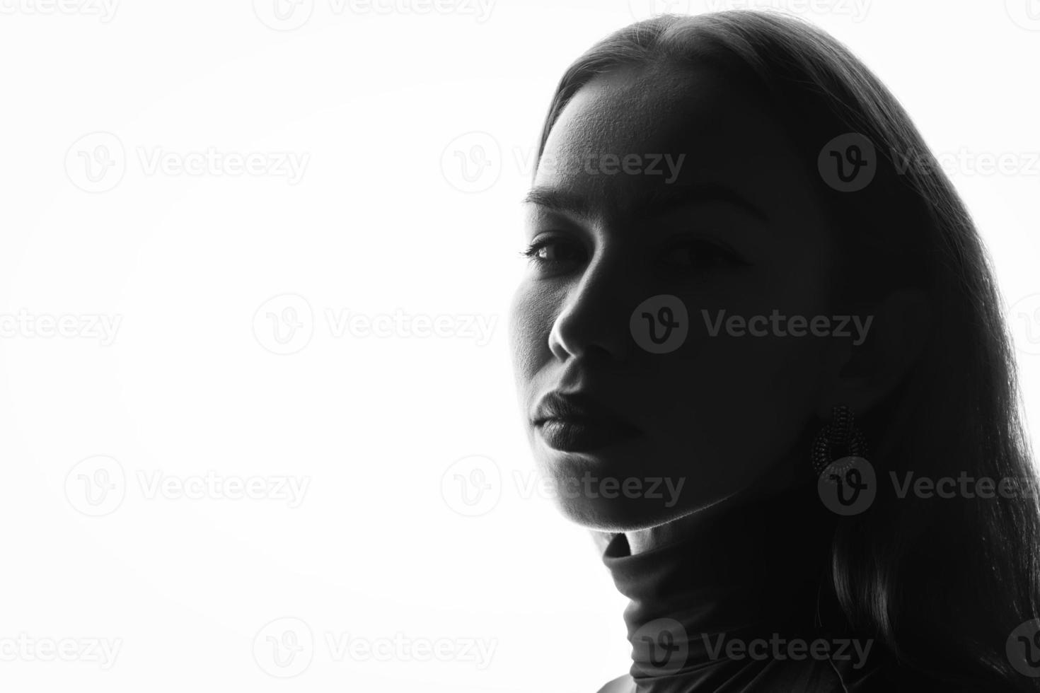 retrato de uma mulher close-up em um fundo branco, foto preto e branco, silhueta