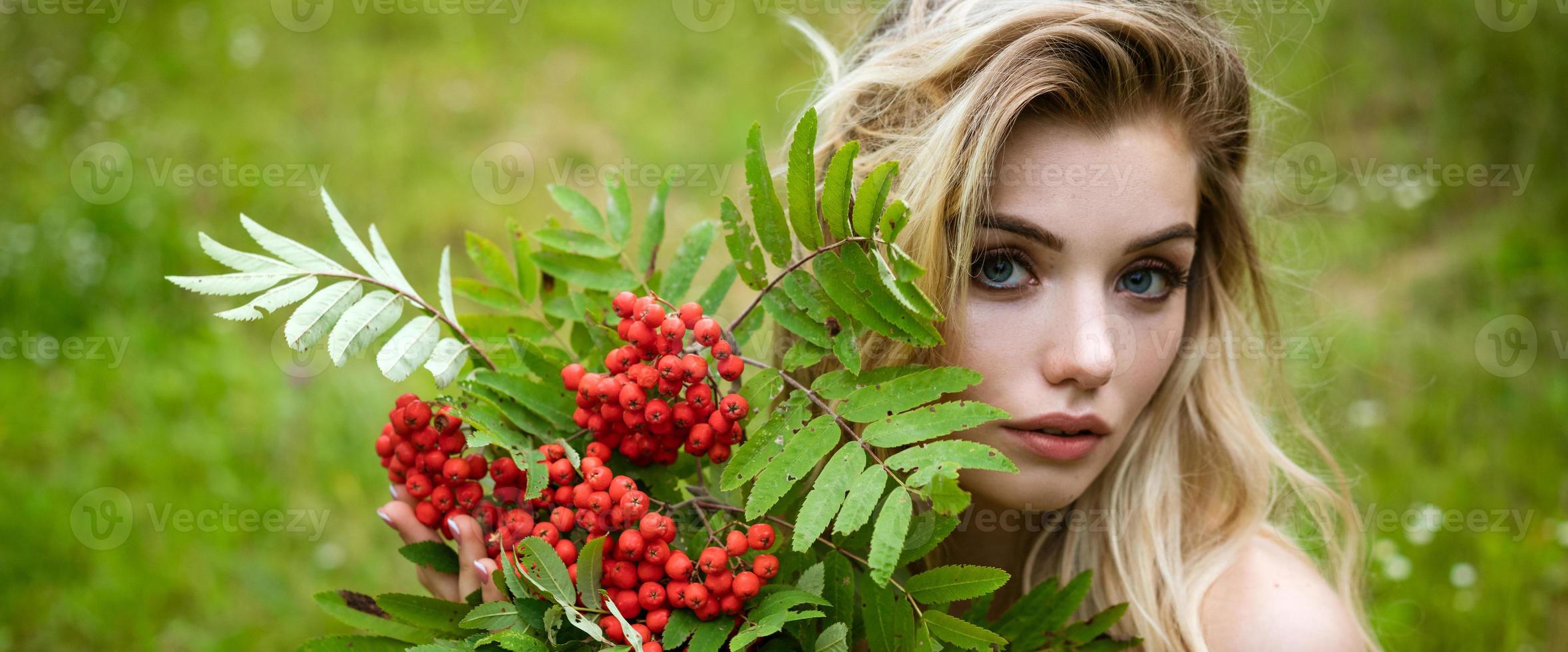 retrato de uma linda mulher com um buquê de rowan foto