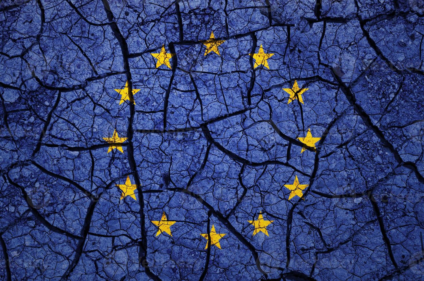 padrão de solo seco na bandeira da União Europeia. país com conceito de seca. problema da água. país de terra seca rachada. foto