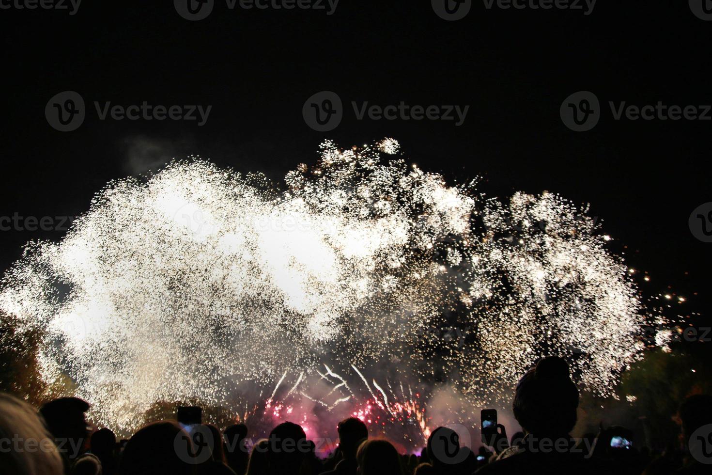 uma visão de uma exibição de fogos de artifício foto