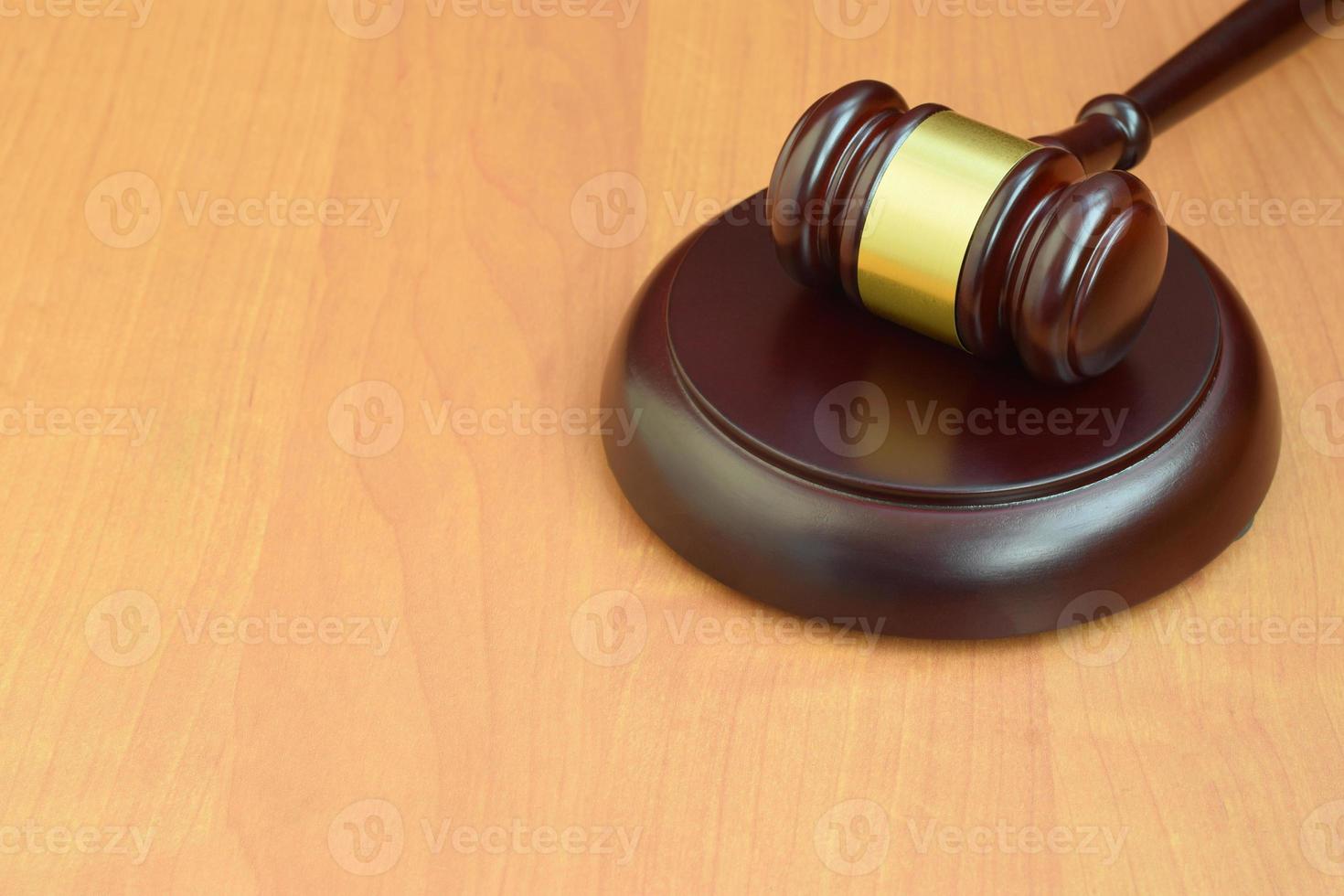 martelo de justiça na mesa de madeira em um tribunal durante um julgamento judicial. conceito de lei e espaço vazio para texto. martelo de juiz foto