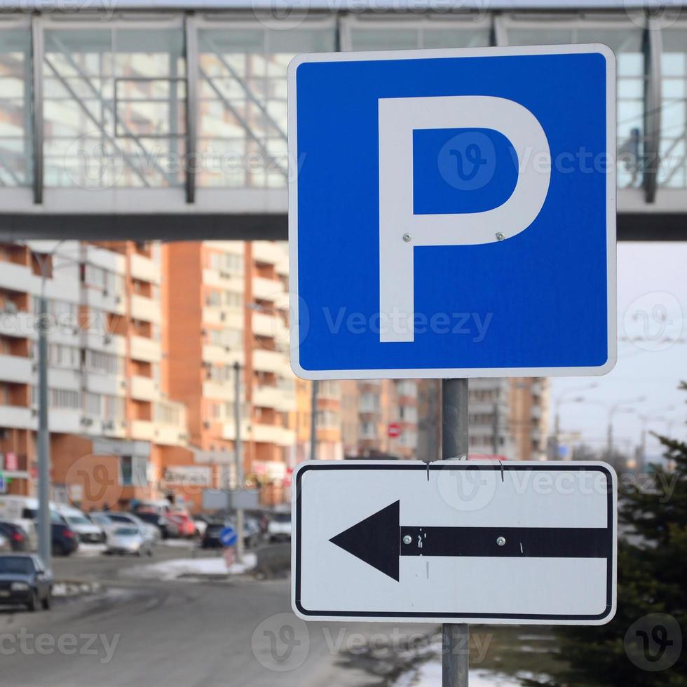 estacionamento à esquerda. sinal de trânsito com a letra p e as setas para a esquerda foto