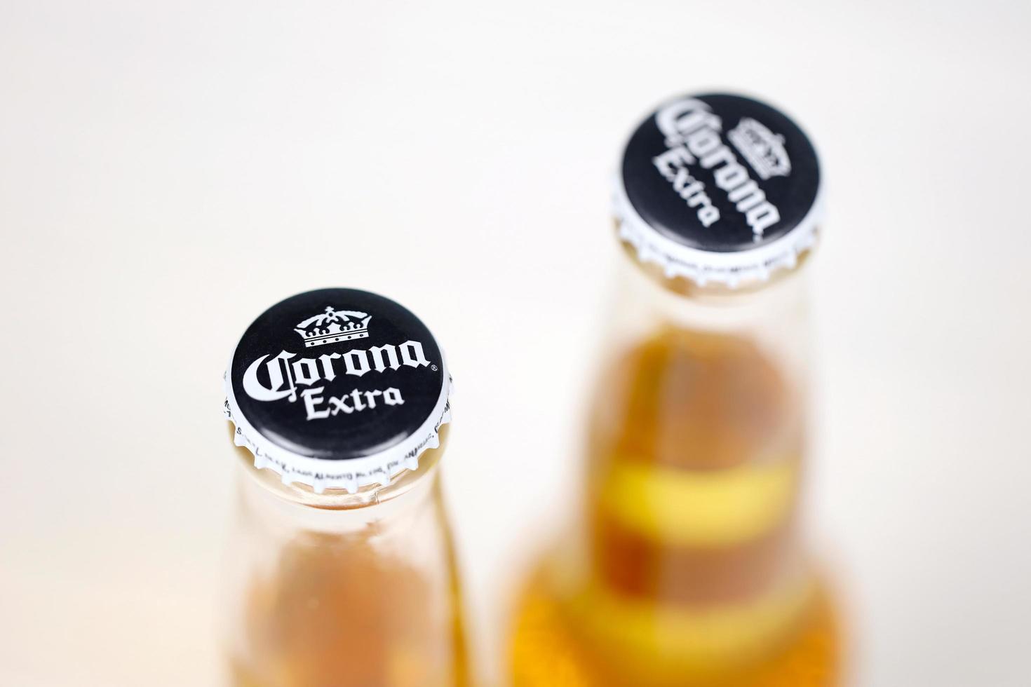 kharkov, ucrânia - 9 de dezembro de 2020 duas garrafas de cerveja extra corona. corona produzida pelo grupo modelo com anheuser busch inbev cerveja importada mais popular dos eua foto