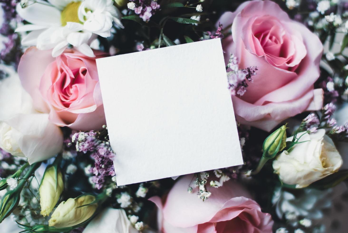 flores com cartão de mensagem em papel, maquete para convite de evento, festa de casamento, salve a data, copie o espaço foto