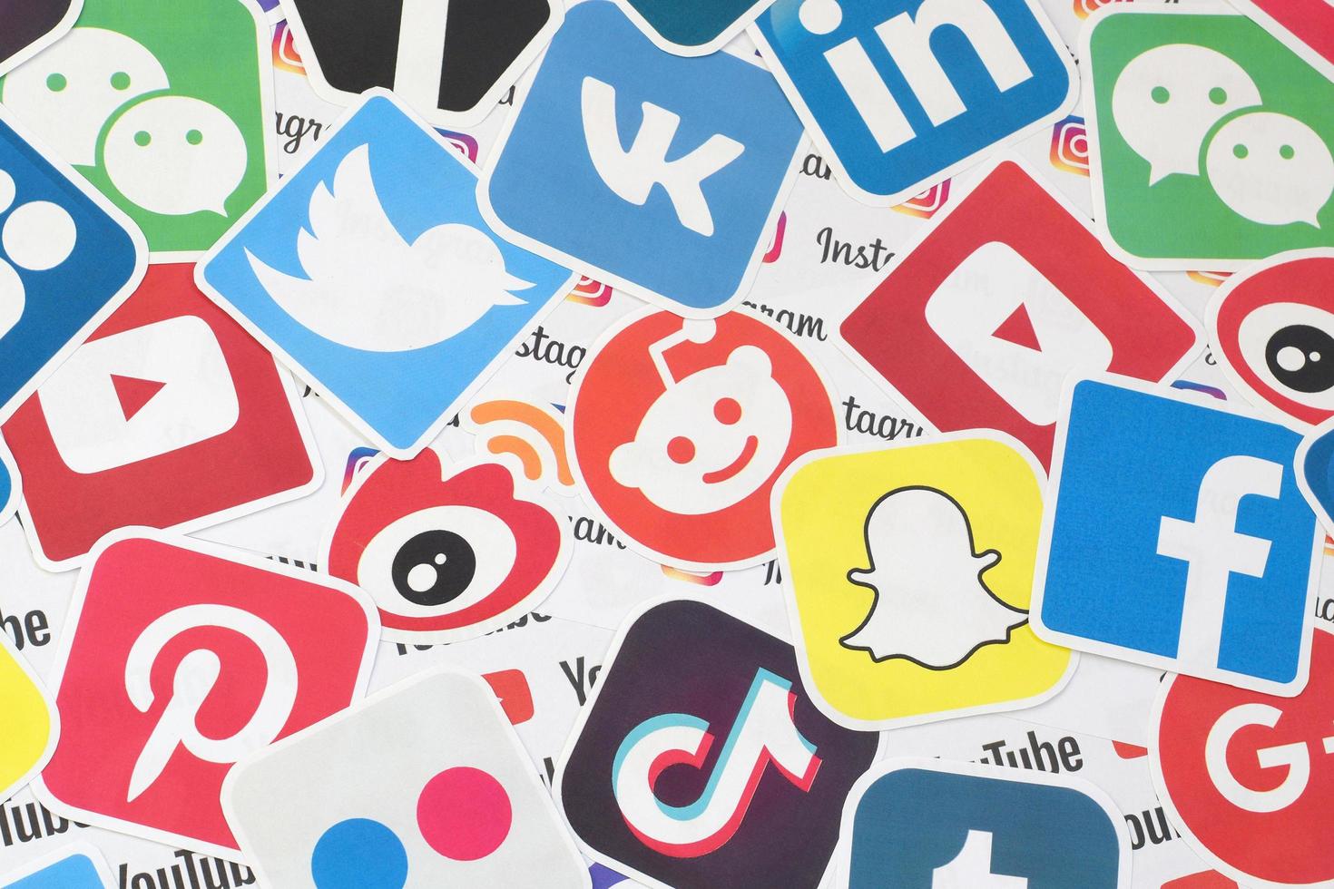 muitos logotipos de papel de redes sociais populares e recursos da Internet. bandeira colorida foto