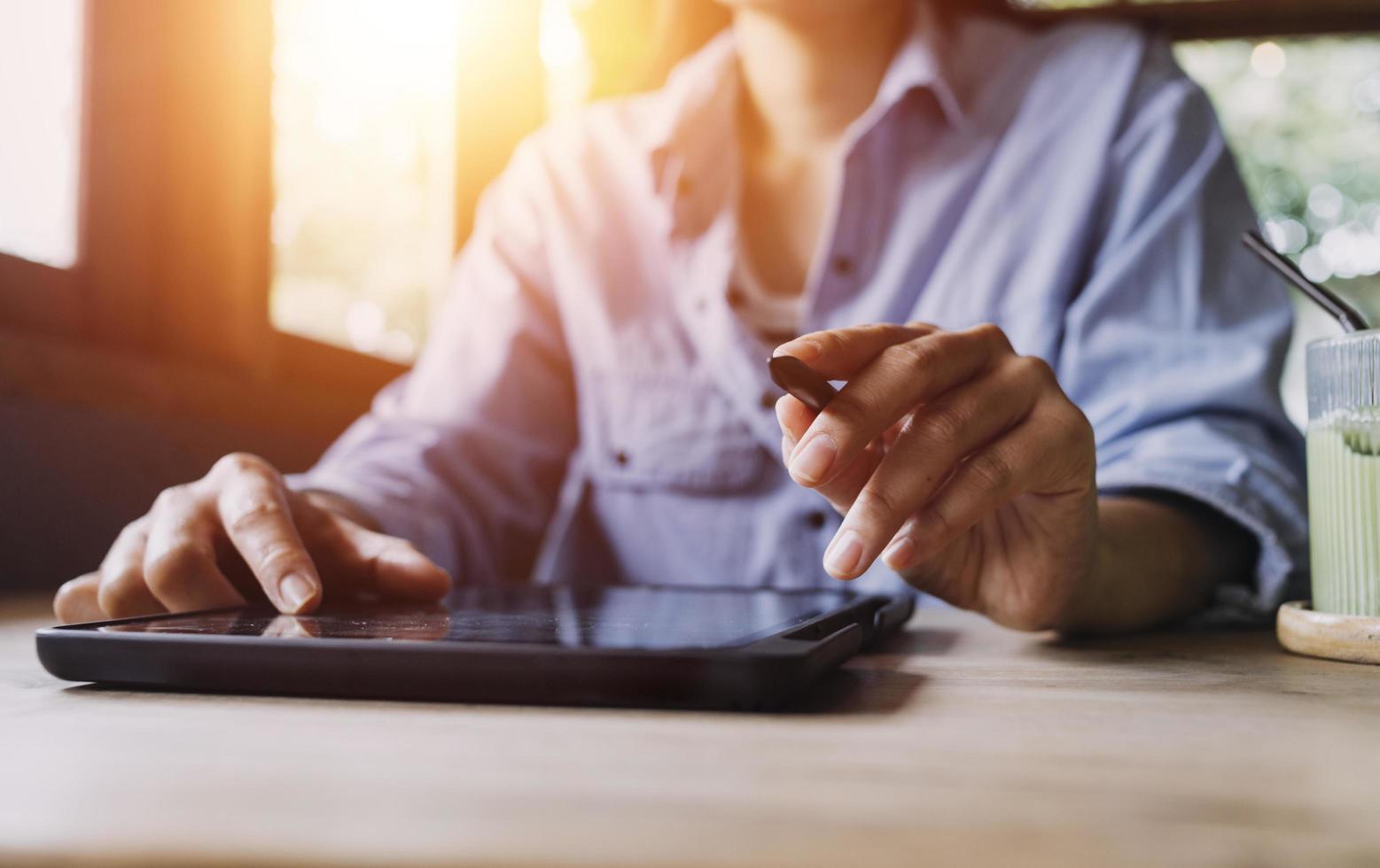 mão de empresária trabalhando com computador portátil, tablet e telefone inteligente no escritório moderno com diagrama de ícone virtual no modernoffice na luz da manhã foto