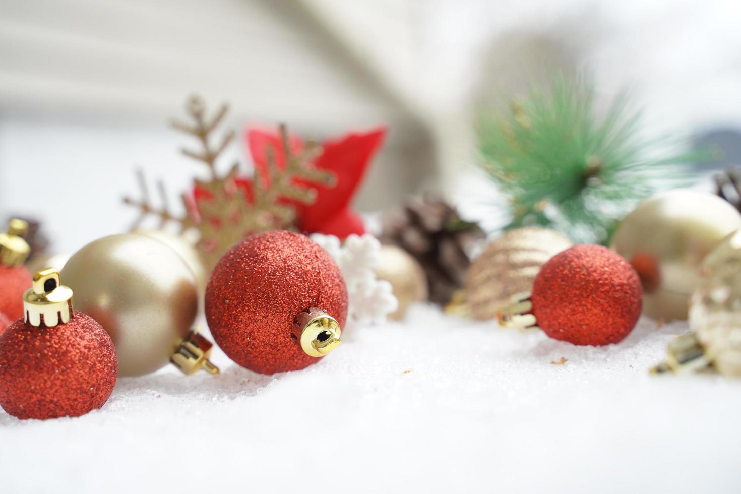 Decoração de Natal. abeto de natal com bola e luzes brilhantes borradas. composição de natal é com bolas coloridas na neve. decoração de natal na neve com fundo abstrato desfocado foto