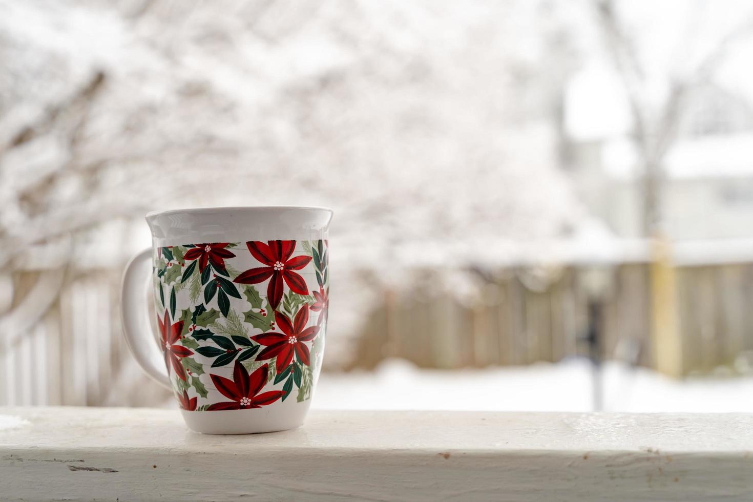 relaxando e bebendo café ou chá, as xícaras de café em um dia de neve, na varanda. conceito de relaxamento. fundo desfocado de lindo. foto