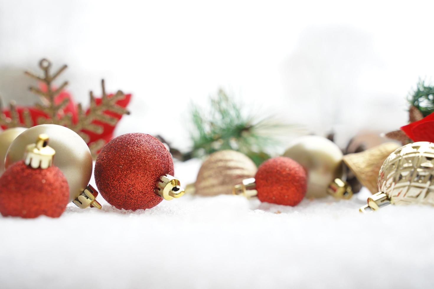 Decoração de Natal. abeto de natal com bola e luzes brilhantes borradas. composição de natal é com bolas coloridas na neve. decoração de natal na neve com desfoque abstrato foto