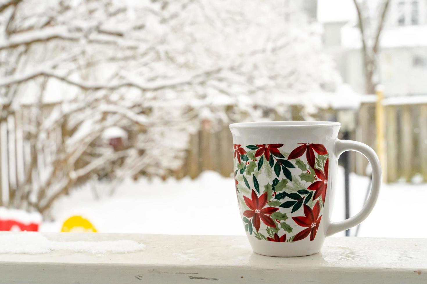 relaxando e bebendo café ou chá, as xícaras de café em um dia de neve, na varanda. conceito de relaxamento. fundo desfocado de lindo. foto