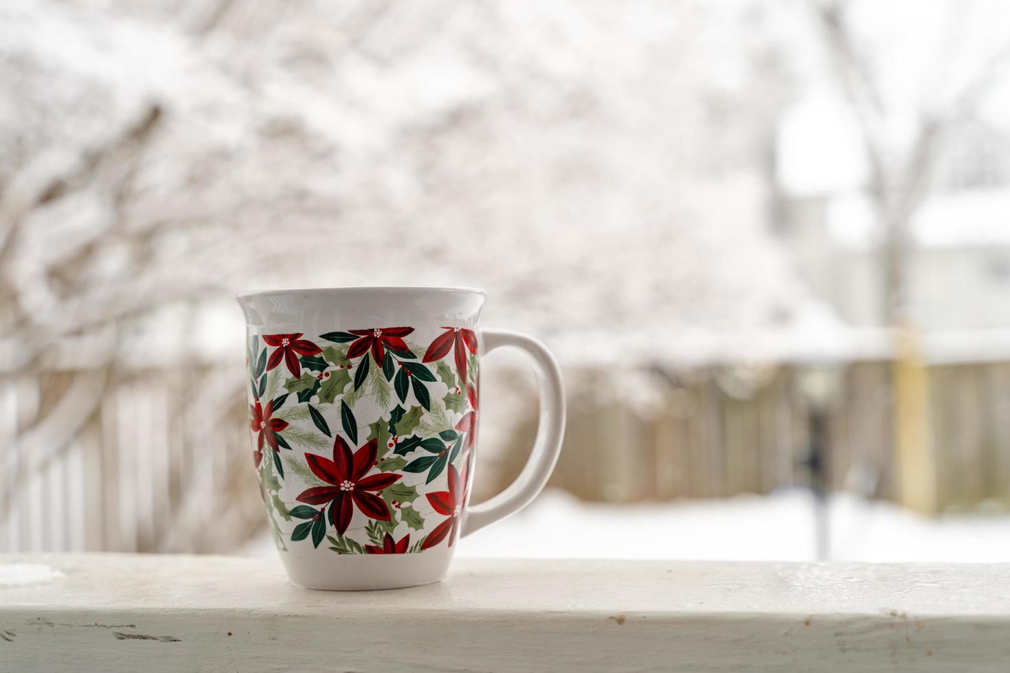 relaxando e bebendo café ou chá, as xícaras de café em um dia de neve, na varanda. conceito de relaxamento. fundo desfocado de lindo. foto