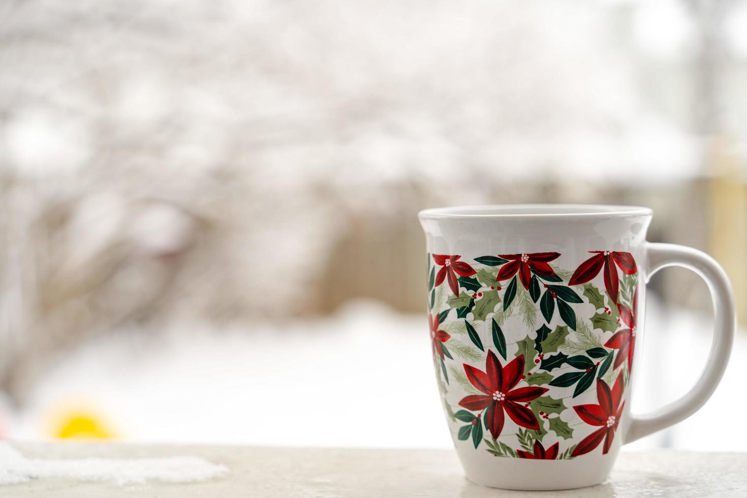 relaxando e bebendo café ou chá, as xícaras de café em um dia de neve, na varanda. conceito de relaxamento. fundo desfocado de lindo. foto