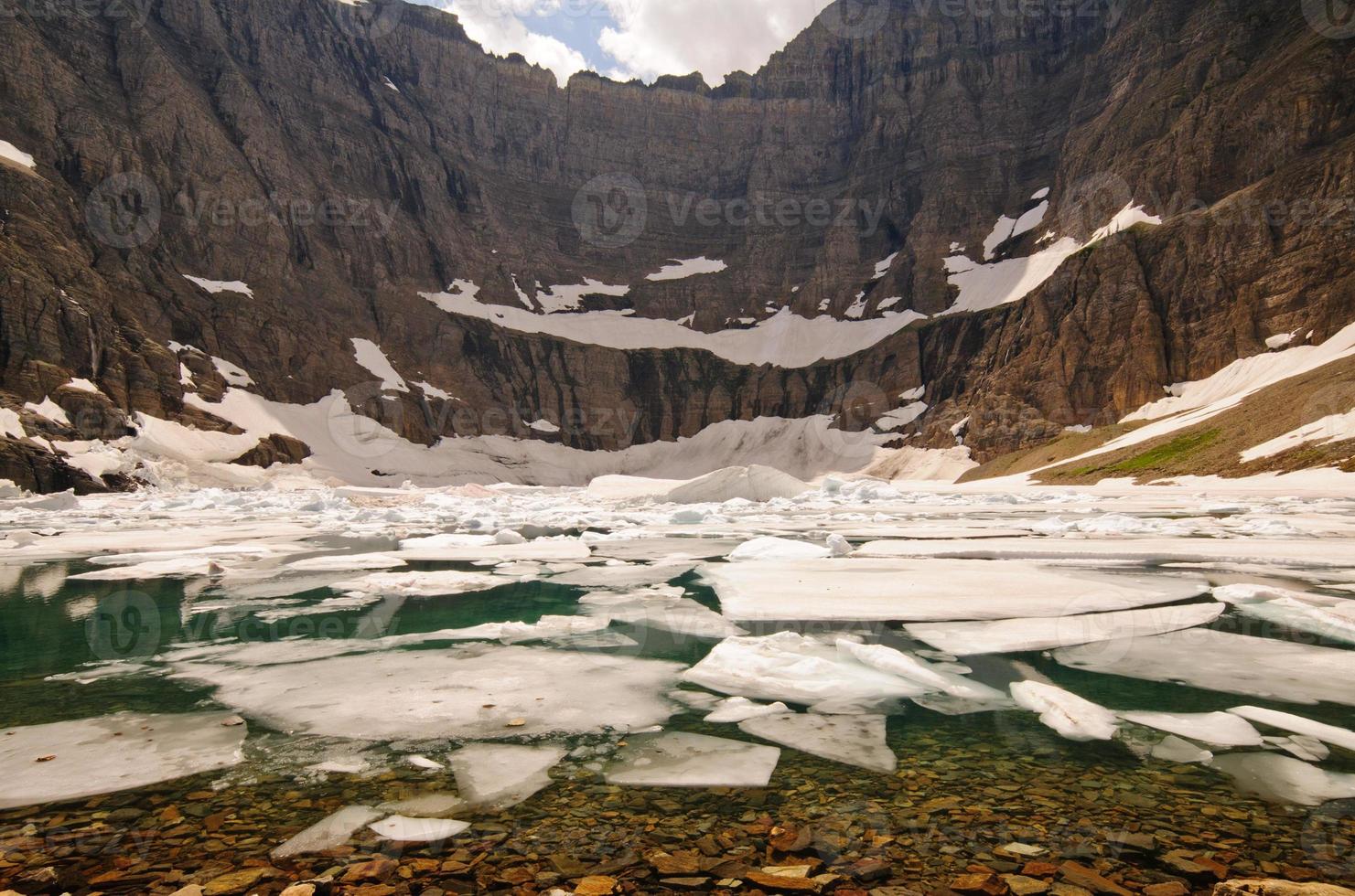 gelo em um lago alpino foto
