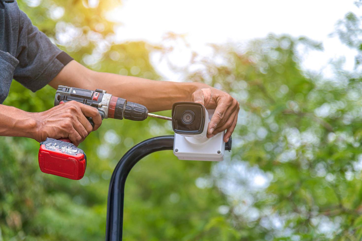 instalação de câmera de cctv por ter capa à prova de água para proteger a câmera com o conceito de sistema de segurança doméstica. foto