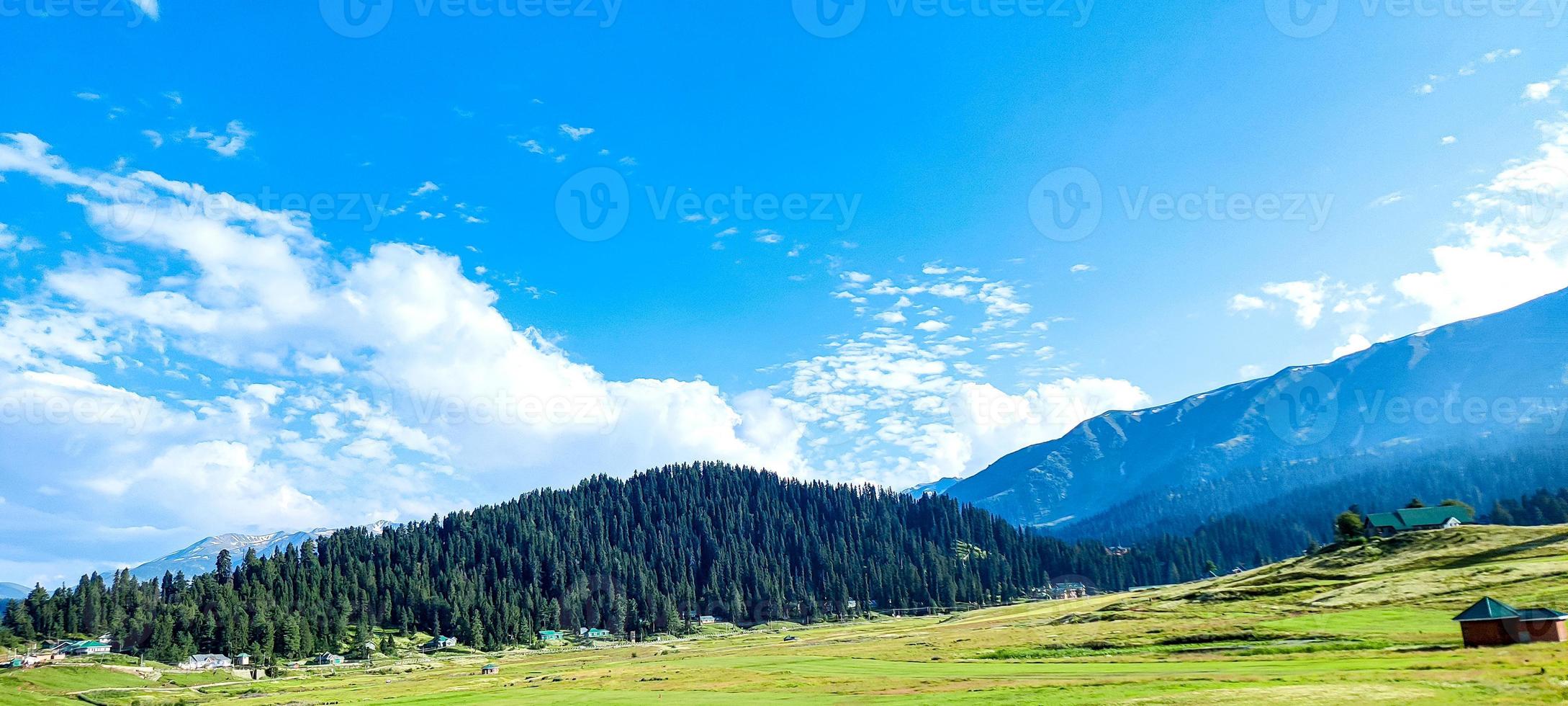 bela montanha e céu nublado vista de jammu e caxemira foto