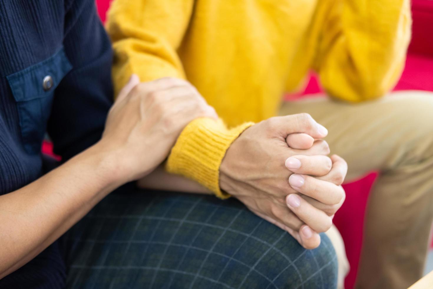 foco seletivo nas mãos. close-up tiro de jovem homossexual masculino ou casal lgbt de mãos dadas e abraço para mostrar a expressão de amor. mesmo conceito de relacionamento, amor e carinho de gênero. foto