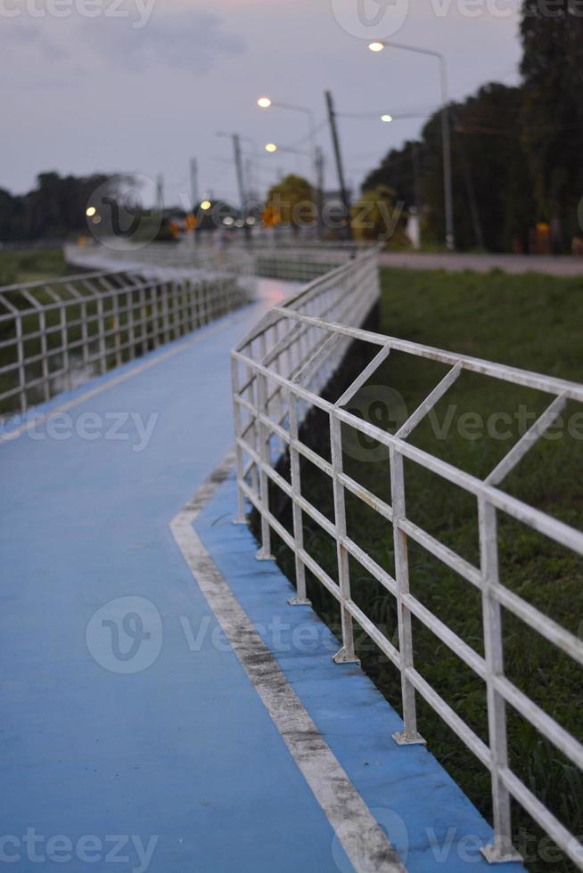 a zona de bicicleta no reservatório de khao rakam à noite. trat, Tailândia. foto