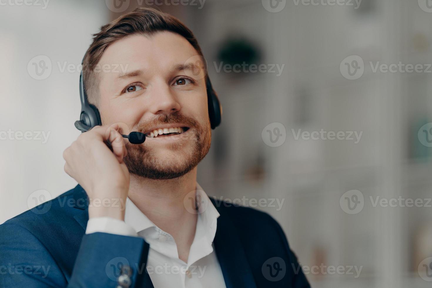 cliente de consultoria de jovem feliz por chamada foto