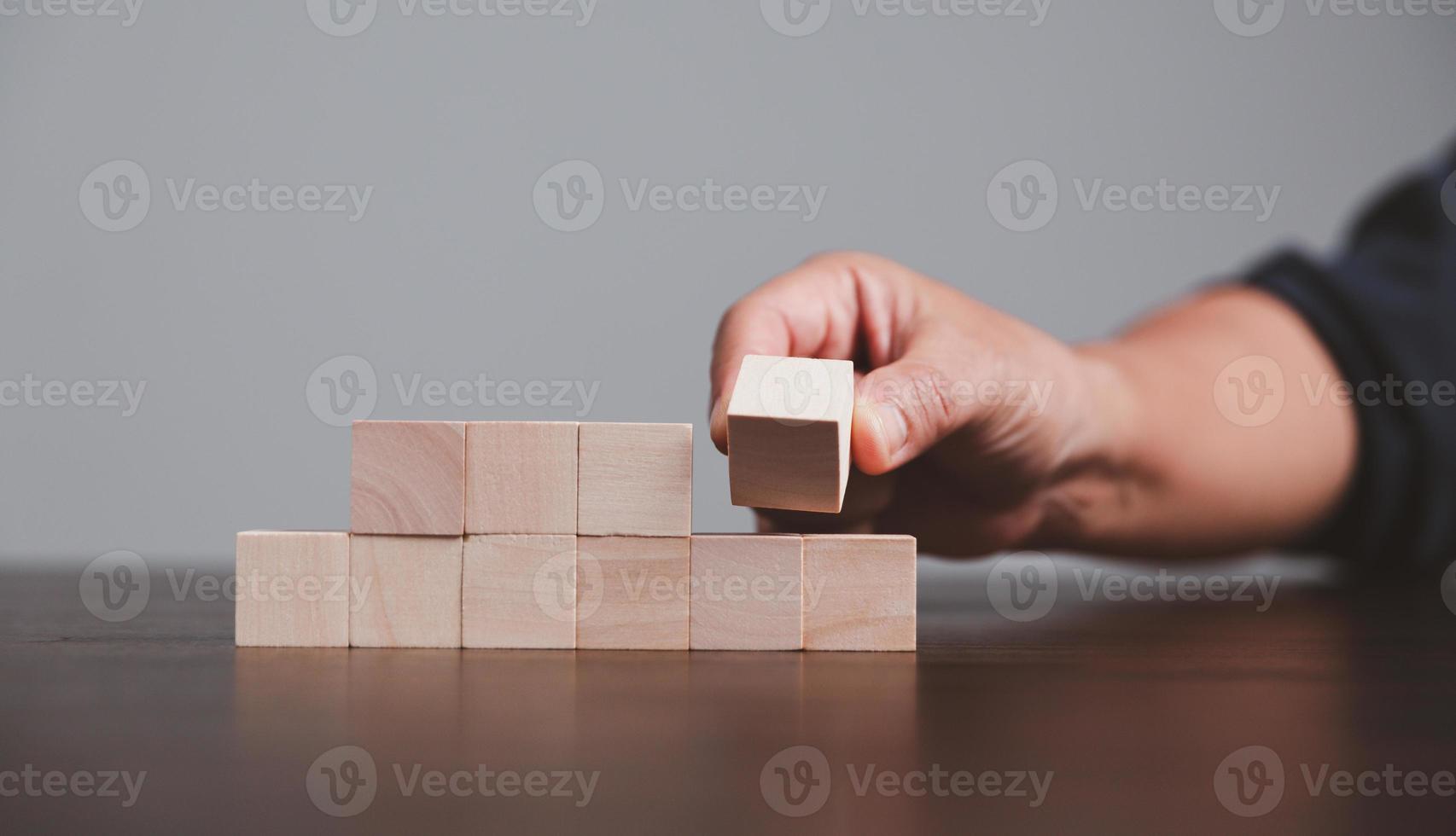 cubo de madeira em branco ou objeto de bloco de madeira para uso em segundo plano com espaço de cópia. brinquedos de círculo ou caixa quadrada para inserir o símbolo do ícone do conceito de sucesso da estratégia de educação empresarial. geometria para a criatividade. foto