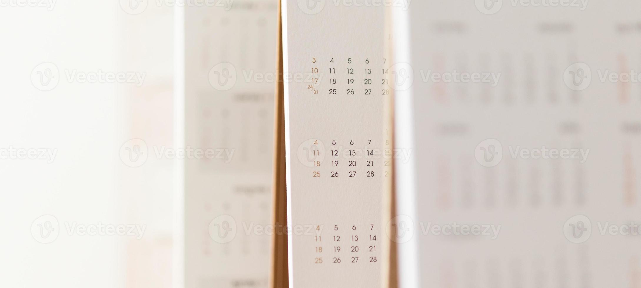 fechar as datas da página do calendário e o conceito de reunião de compromisso de planejamento de negócios de plano de fundo do mês foto