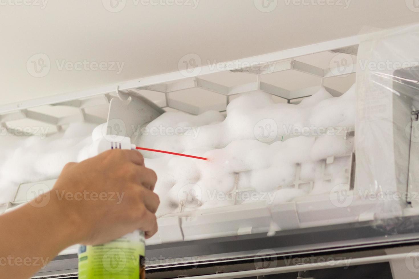 limpeza de ar condicionado com limpador de espuma em spray foto