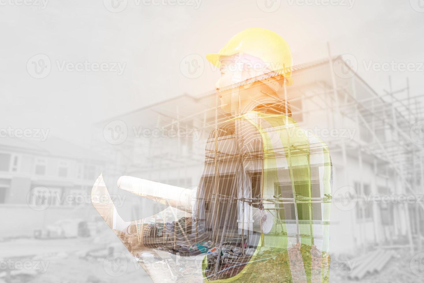 imagem de dupla exposição do engenheiro profissional no capacete protetor e papel de plantas no canteiro de obras da casa foto