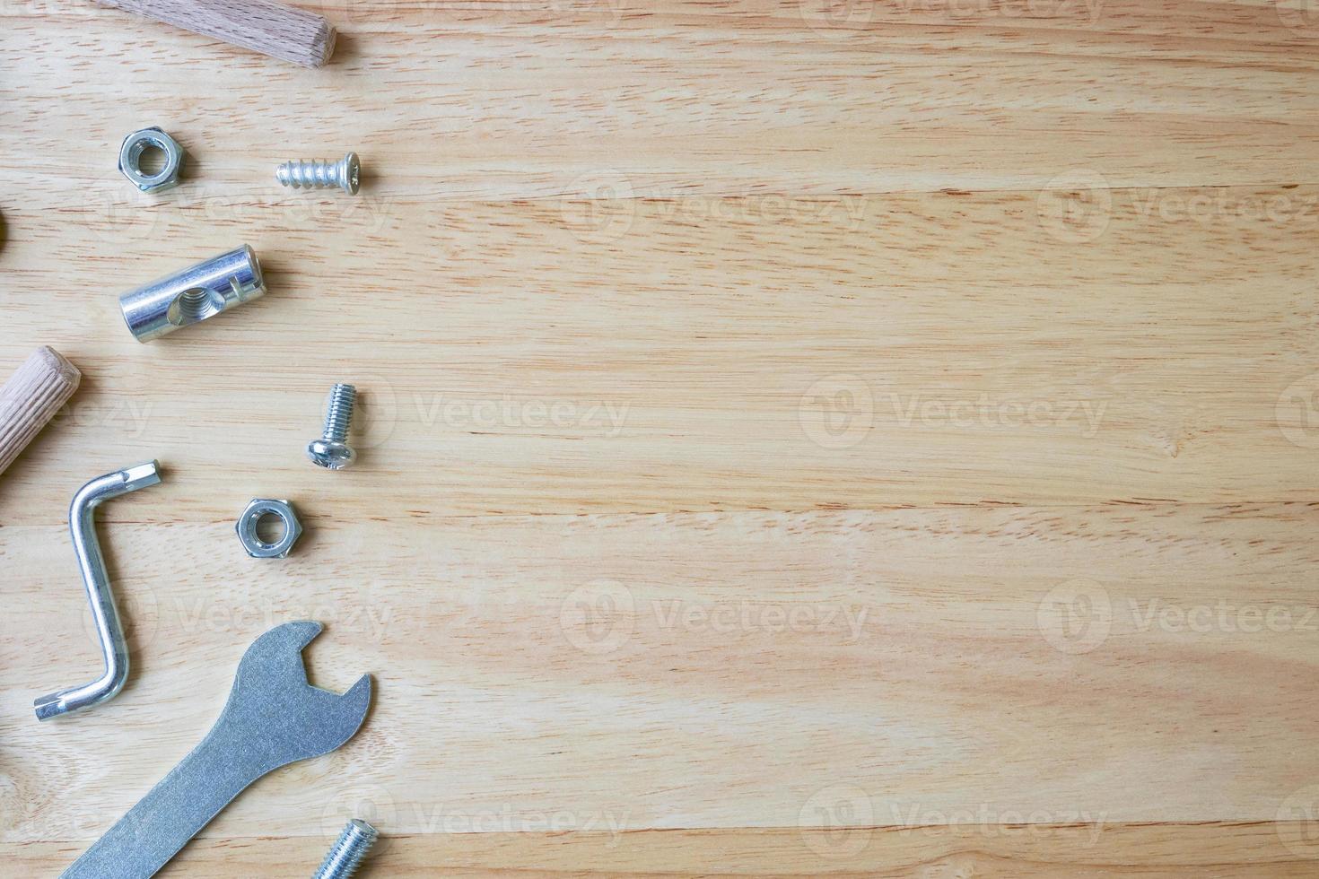 kit de ferramentas de móveis de montagem com chave de cavilha e parafuso na mesa de madeira foto