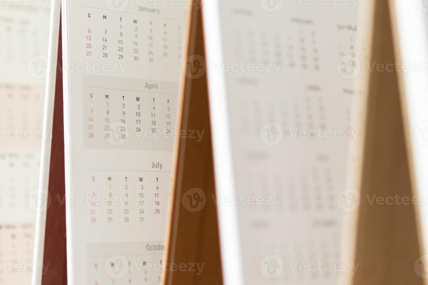 fechar as datas da página do calendário e o conceito de reunião de compromisso de planejamento de negócios de plano de fundo do mês foto