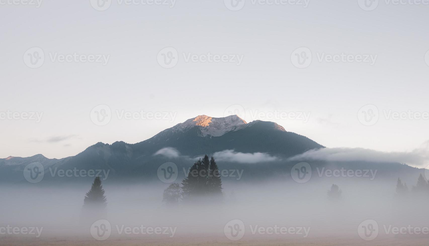 Alpes montanhas ao nascer do sol foto