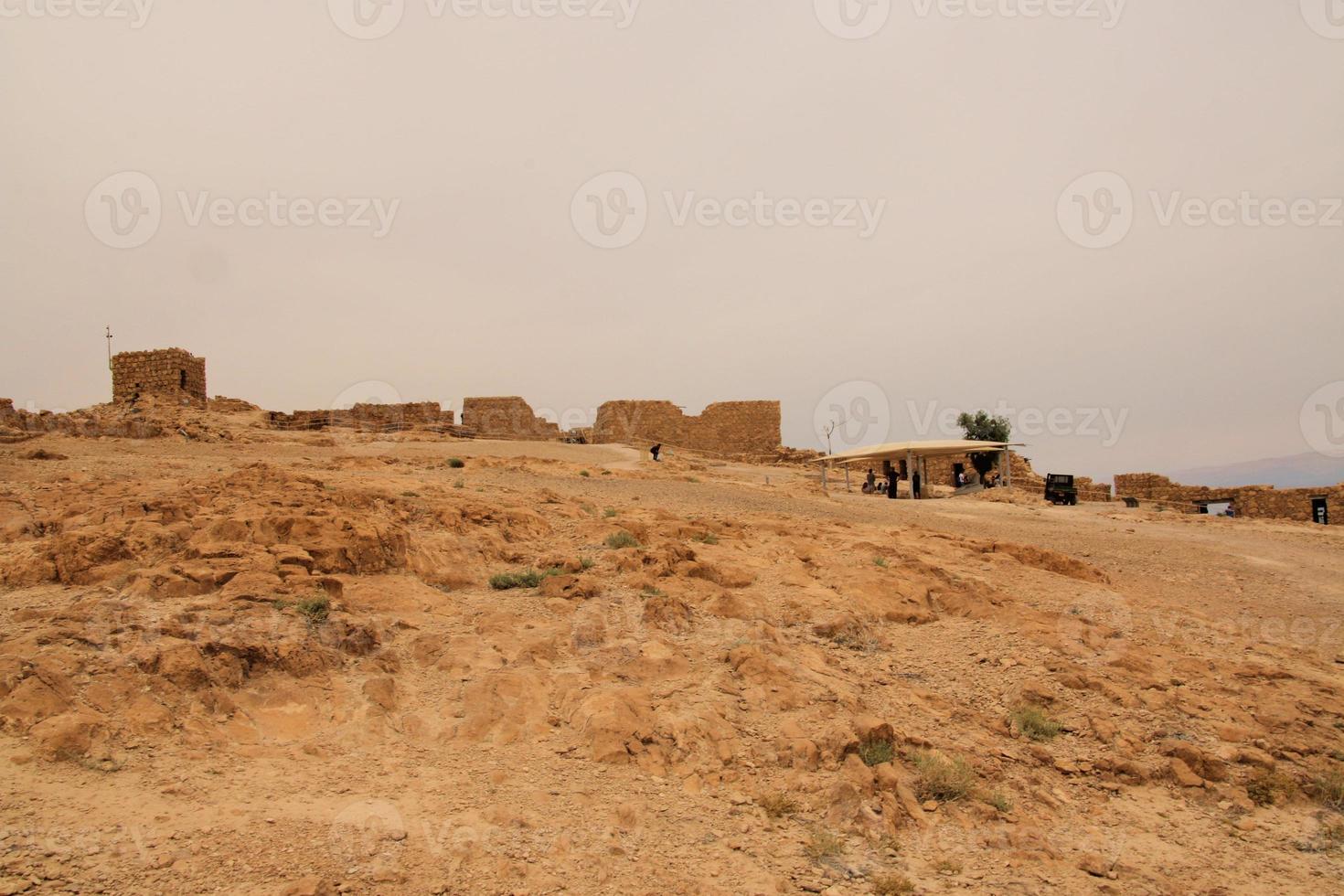 uma vista da fortaleza de massada no topo da colina em israel foto