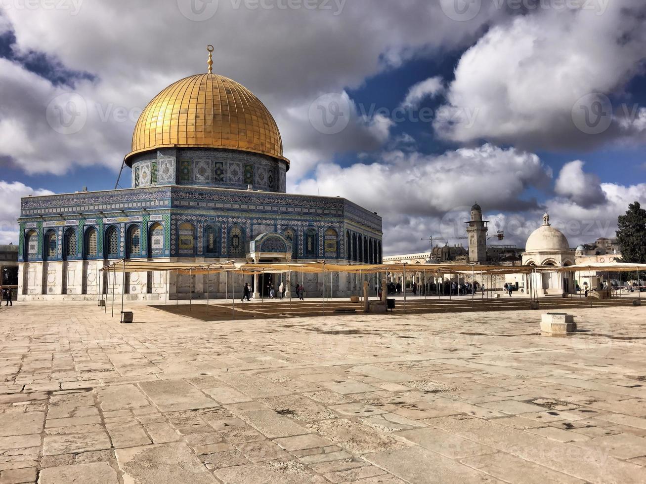 uma vista da cúpula da rocha em jerusalém foto