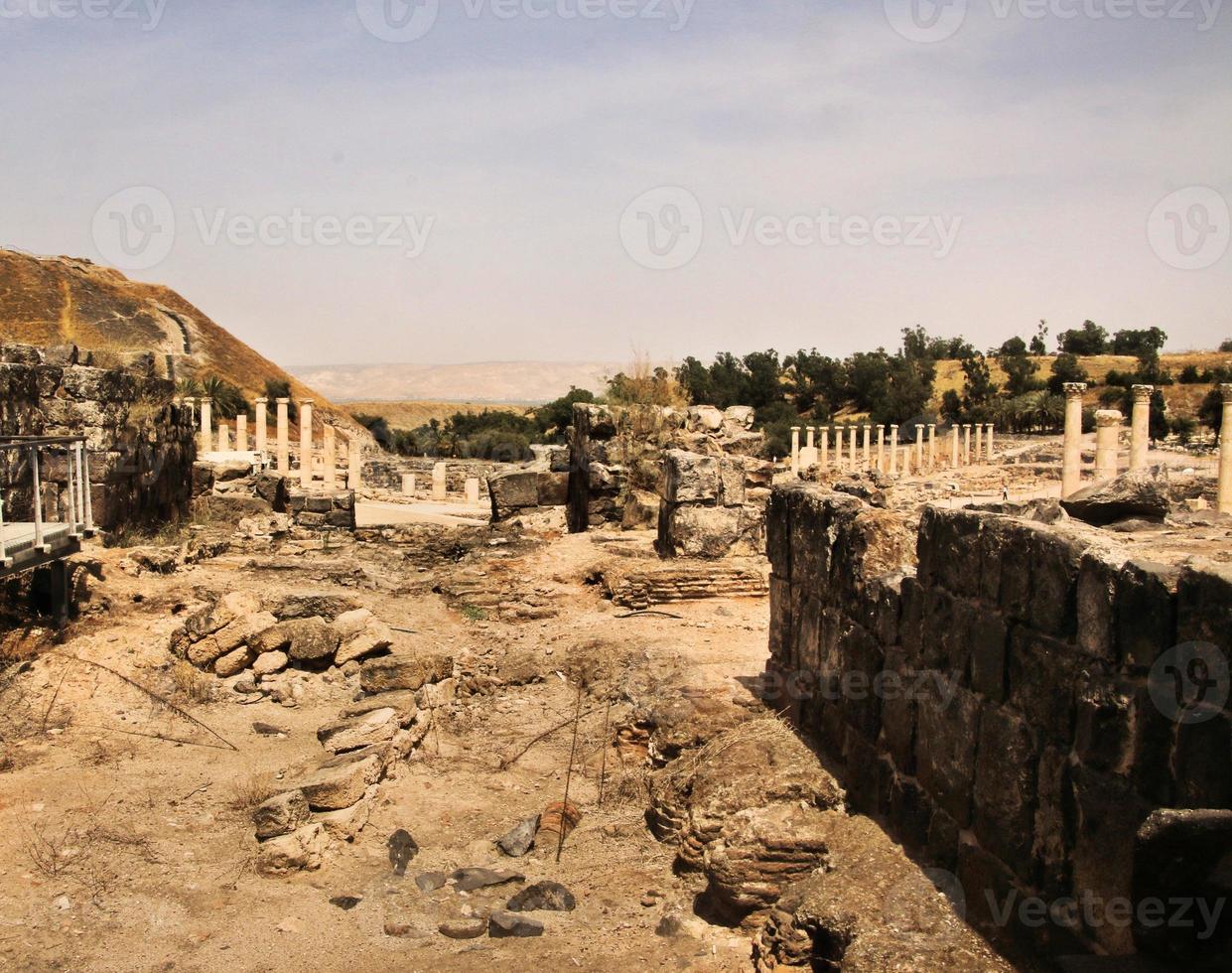 uma vista da antiga cidade romana de beit shean em israel foto