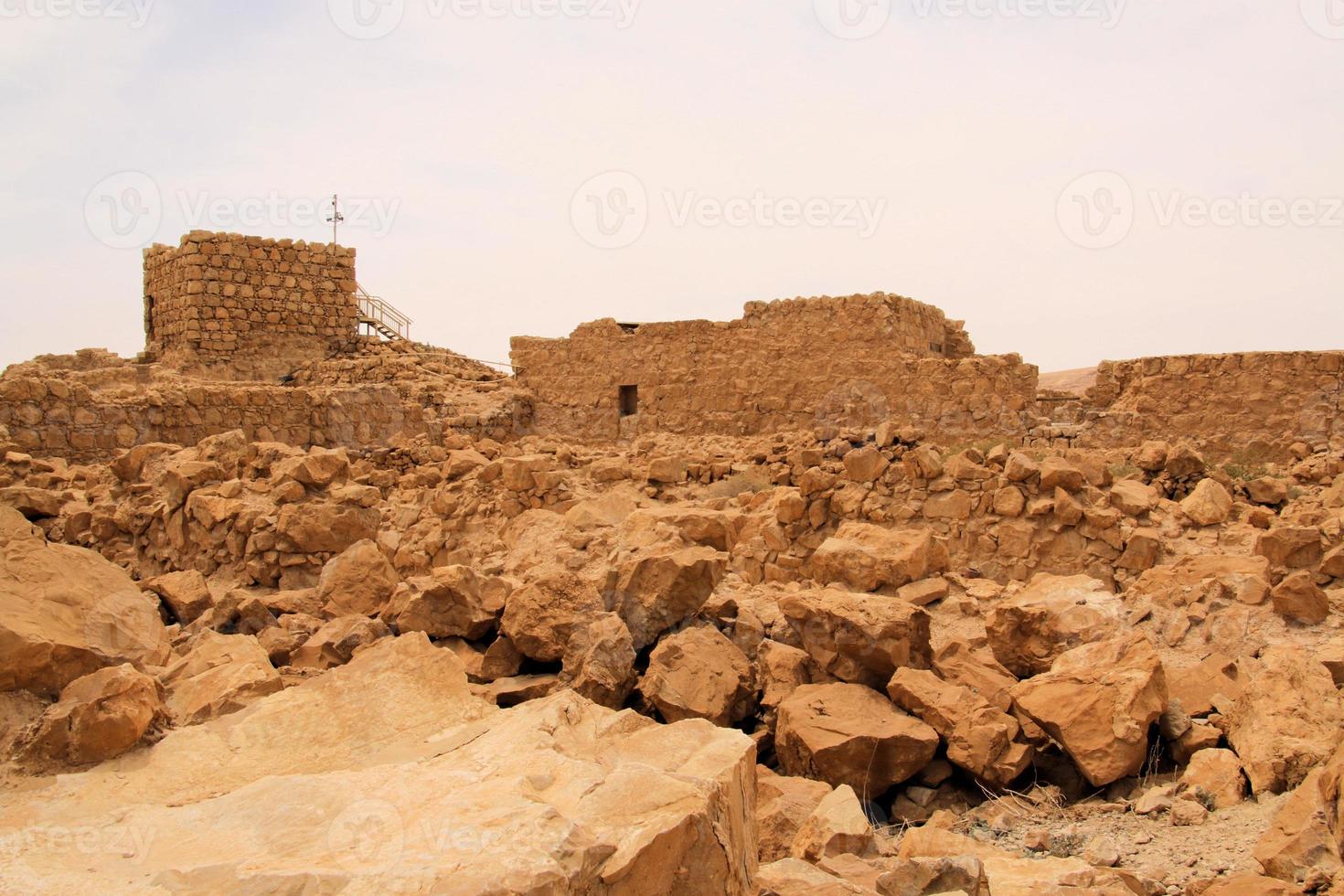 uma vista da fortaleza de massada no topo da colina em israel foto