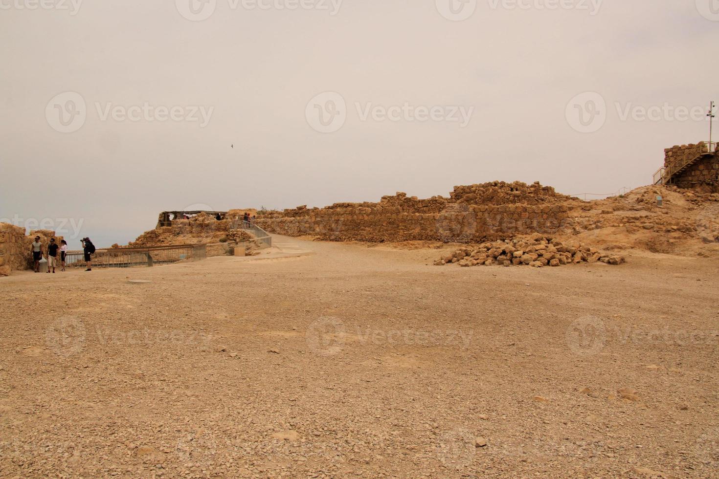 uma vista da fortaleza de massada no topo da colina em israel foto