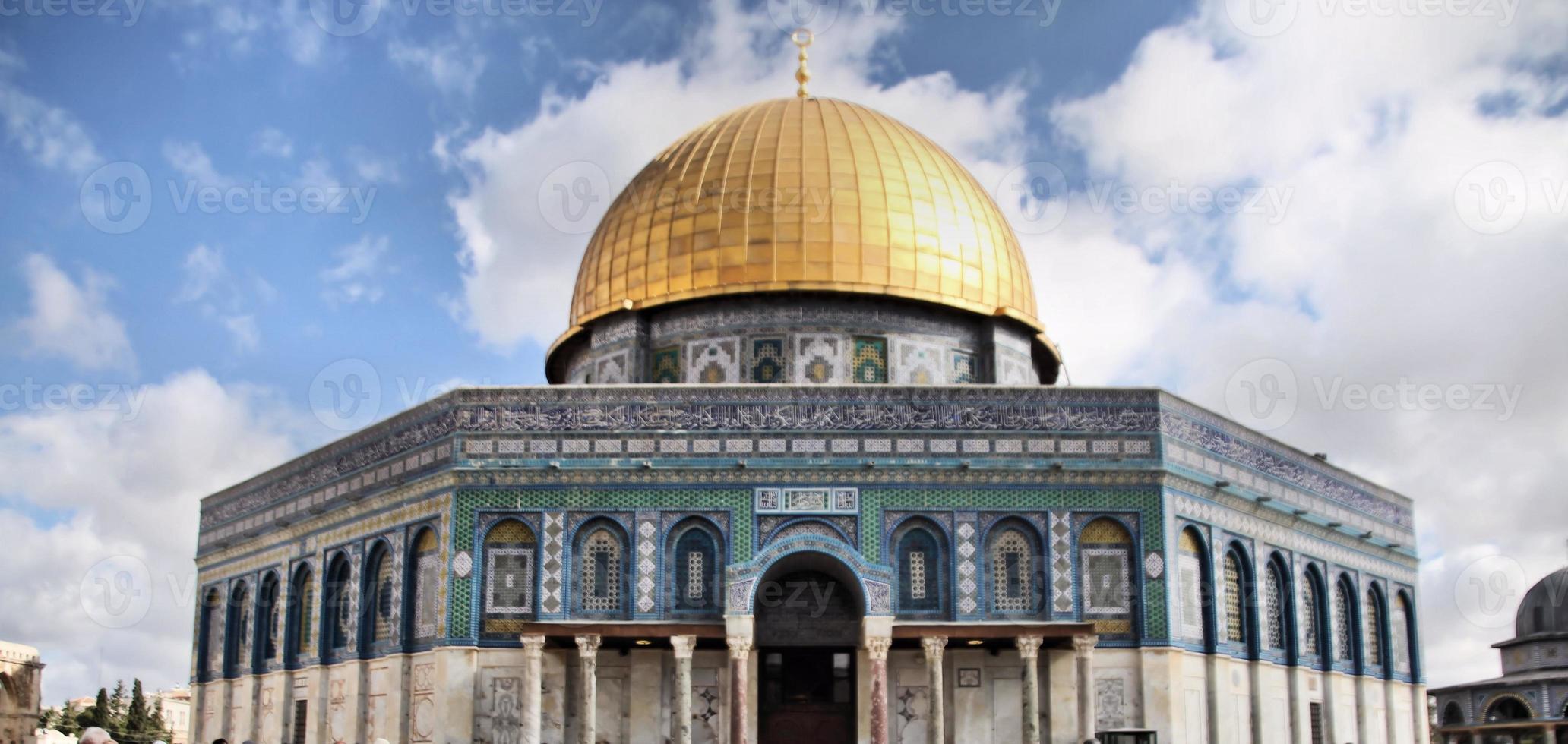 uma vista da cúpula da rocha em jerusalém foto