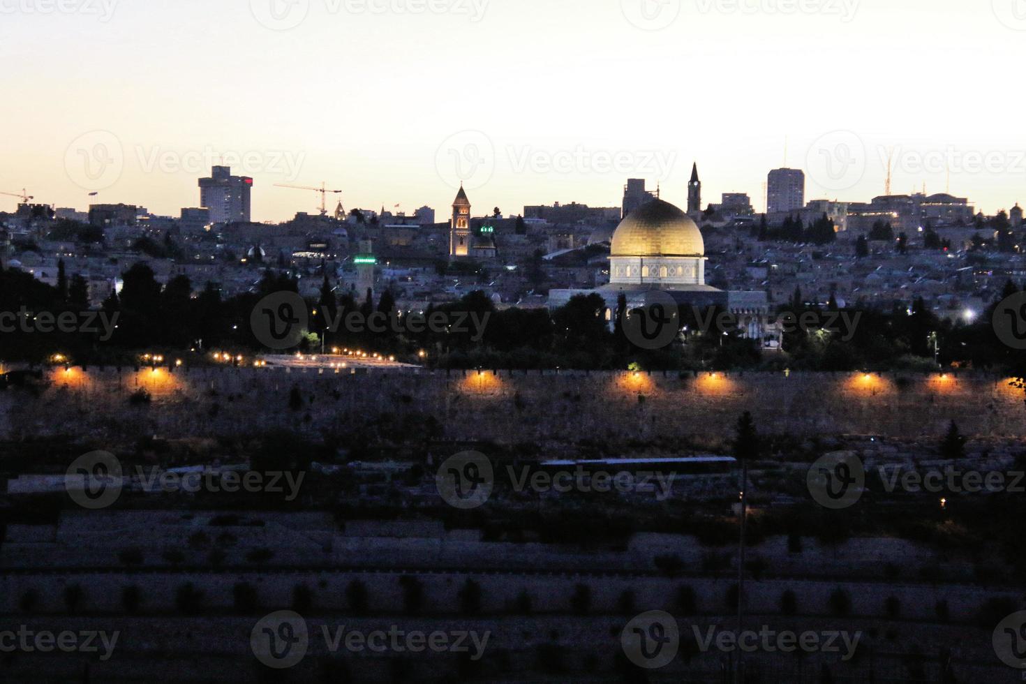um pôr do sol sobre jerusalém do monte das oliveiras foto
