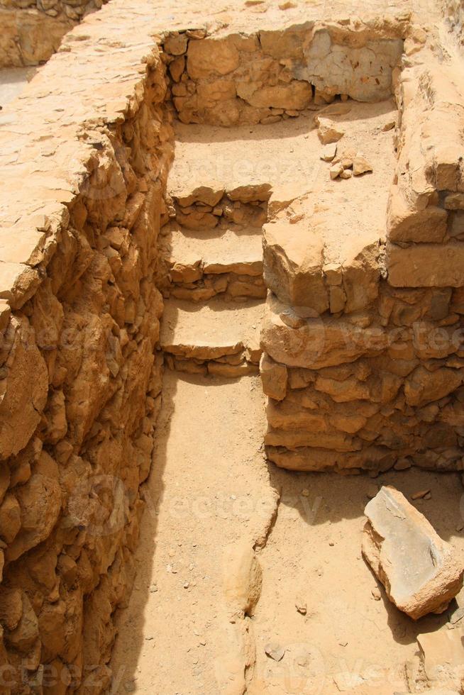 uma vista da fortaleza de massada no topo da colina em israel foto