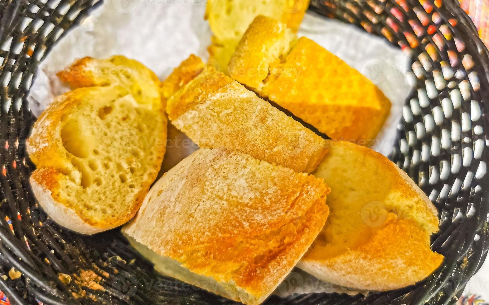 pão na cesta e molho de coentro verde restaurante méxico. foto